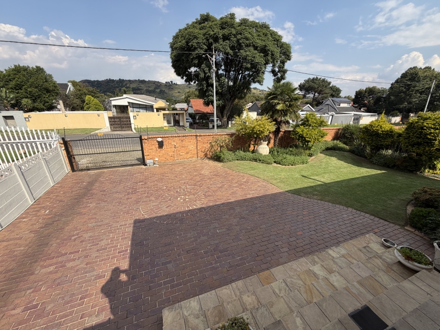 3 Bedroom Property for Sale in Linmeyer Gauteng