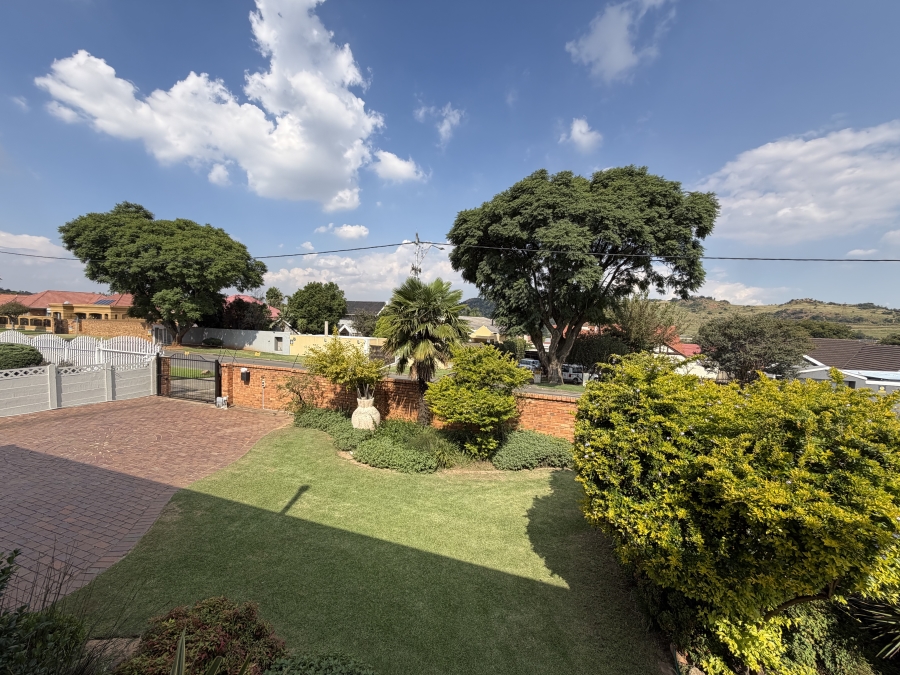 3 Bedroom Property for Sale in Linmeyer Gauteng