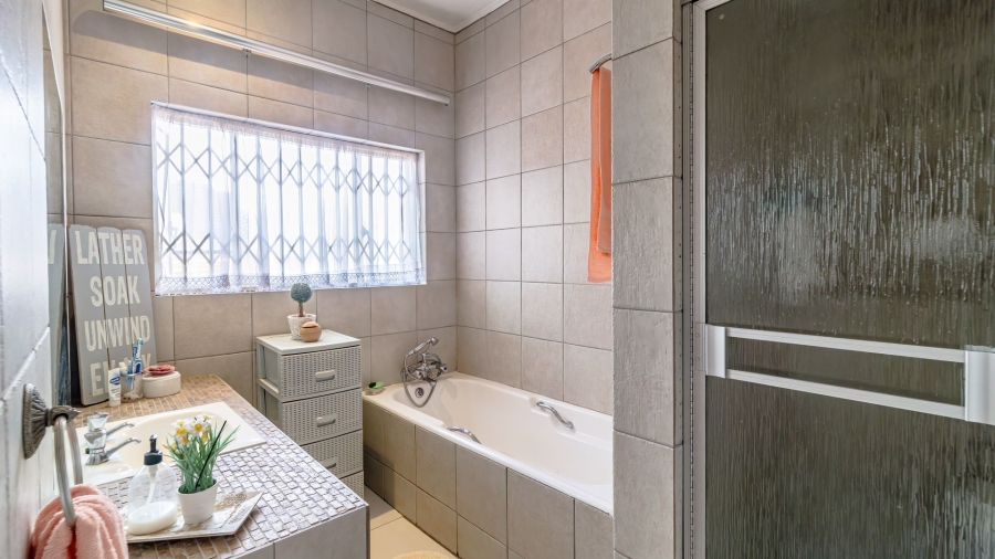 3 Bedroom Property for Sale in Linmeyer Gauteng