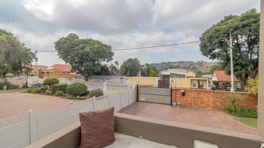 3 Bedroom Property for Sale in Linmeyer Gauteng