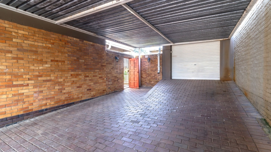3 Bedroom Property for Sale in Linmeyer Gauteng