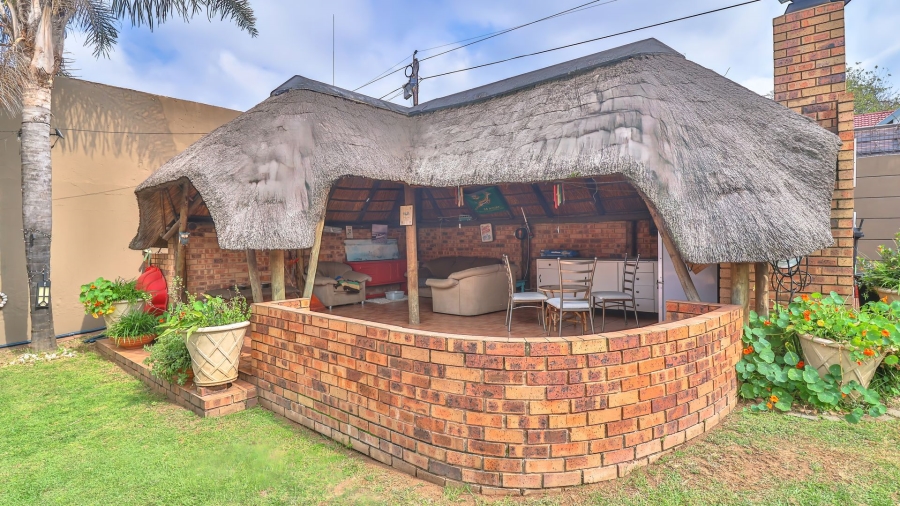 3 Bedroom Property for Sale in Linmeyer Gauteng