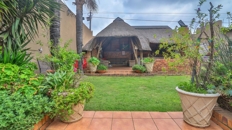 3 Bedroom Property for Sale in Linmeyer Gauteng