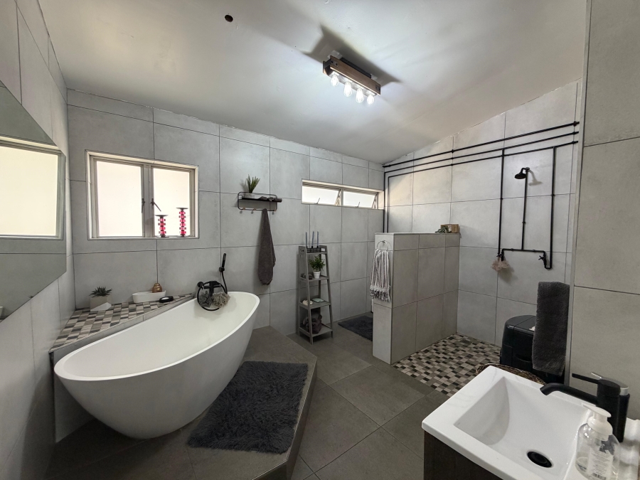 5 Bedroom Property for Sale in Blue Saddle Ranches Gauteng