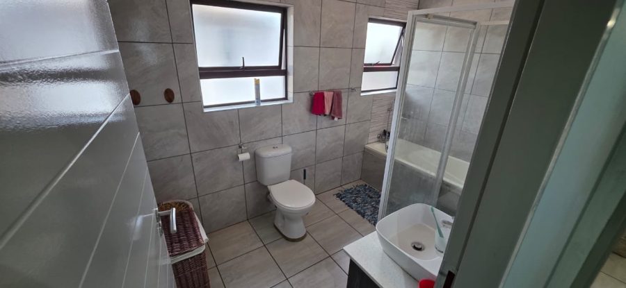 4 Bedroom Property for Sale in Annlin Gauteng