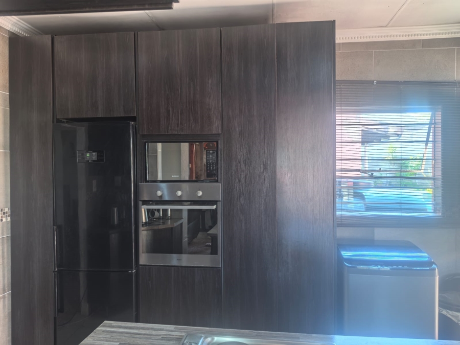 3 Bedroom Property for Sale in Honeydew Manor Gauteng