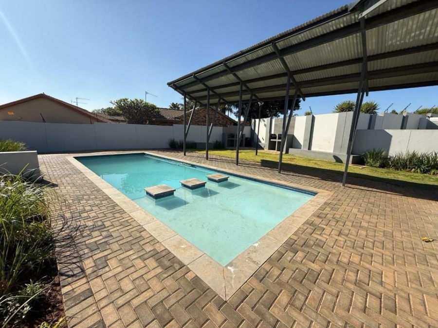 3 Bedroom Property for Sale in Little Falls Gauteng