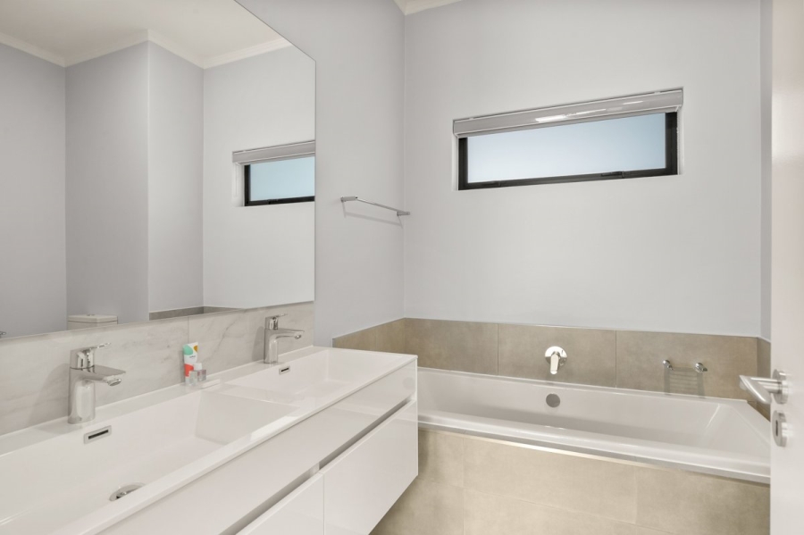 To Let 2 Bedroom Property for Rent in Rosebank Gauteng