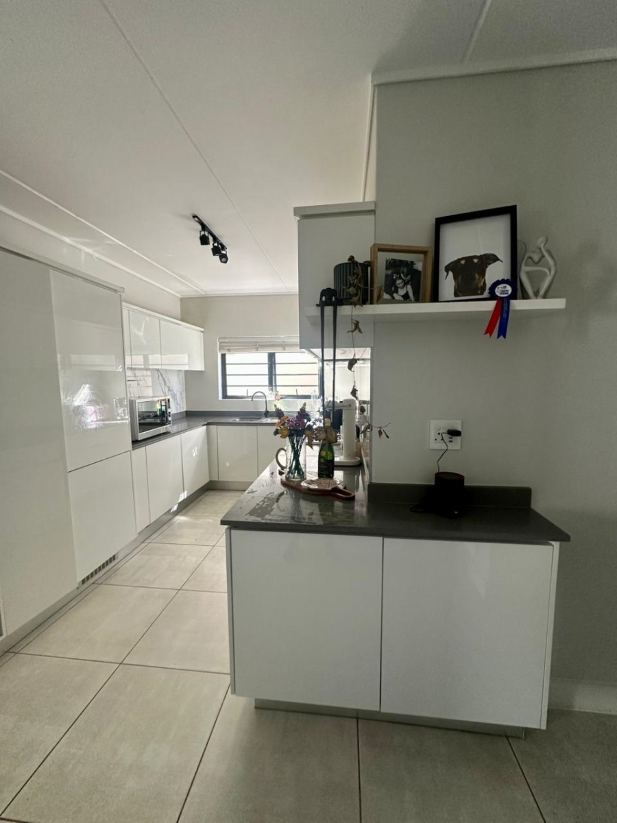 To Let 3 Bedroom Property for Rent in Waterfall Gauteng