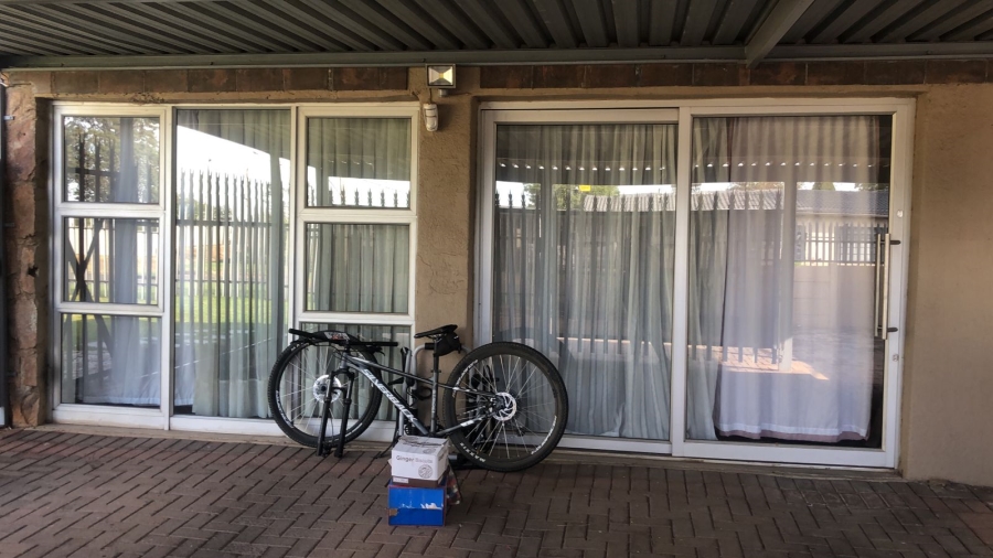To Let 1 Bedroom Property for Rent in Kenmare Gauteng