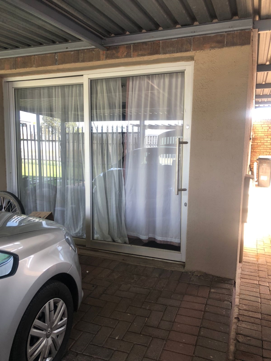 To Let 1 Bedroom Property for Rent in Kenmare Gauteng