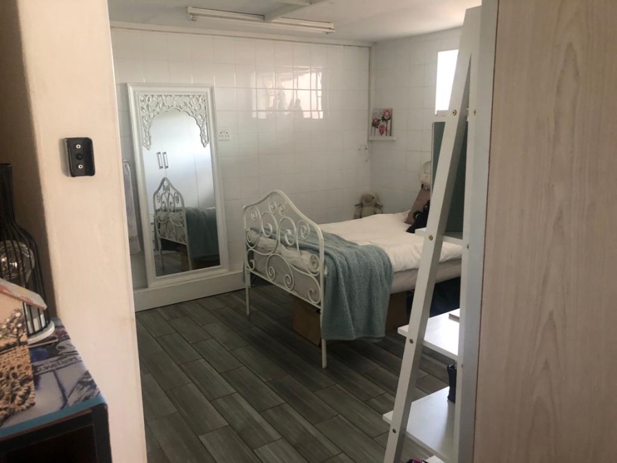 To Let 1 Bedroom Property for Rent in Kenmare Gauteng