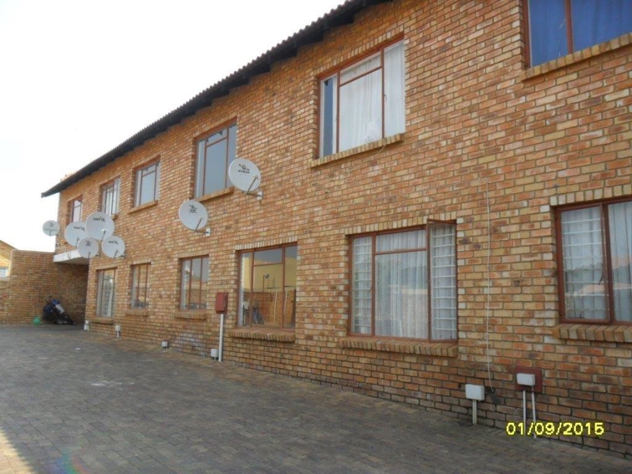 To Let 2 Bedroom Property for Rent in Greenhills Gauteng