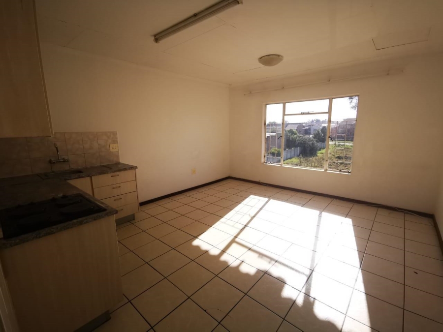 To Let 2 Bedroom Property for Rent in Greenhills Gauteng