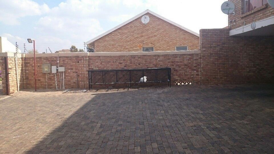 To Let 2 Bedroom Property for Rent in Greenhills Gauteng