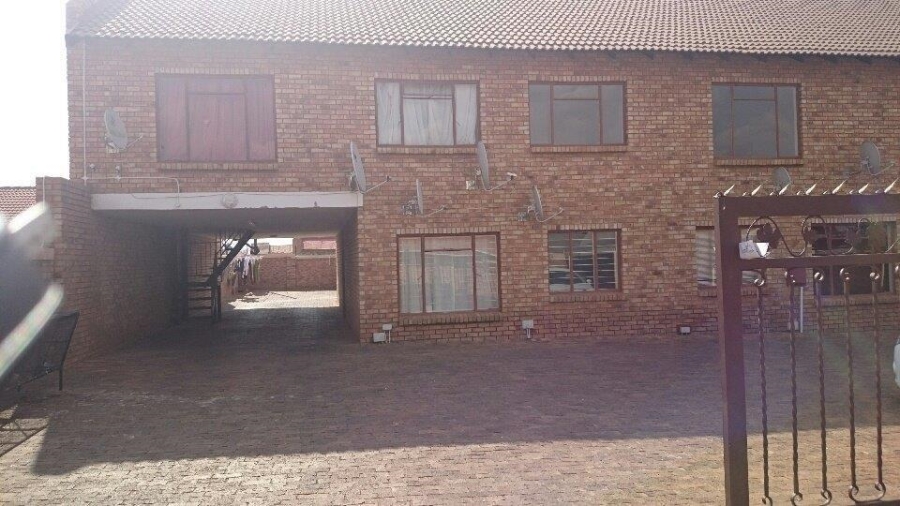To Let 2 Bedroom Property for Rent in Greenhills Gauteng