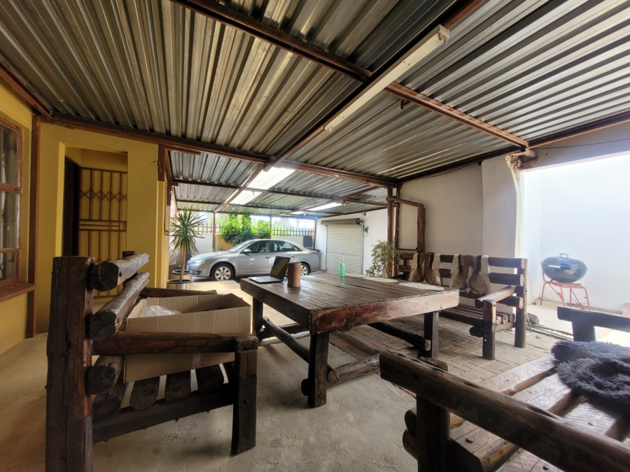 To Let 2 Bedroom Property for Rent in Fleurhof Gauteng