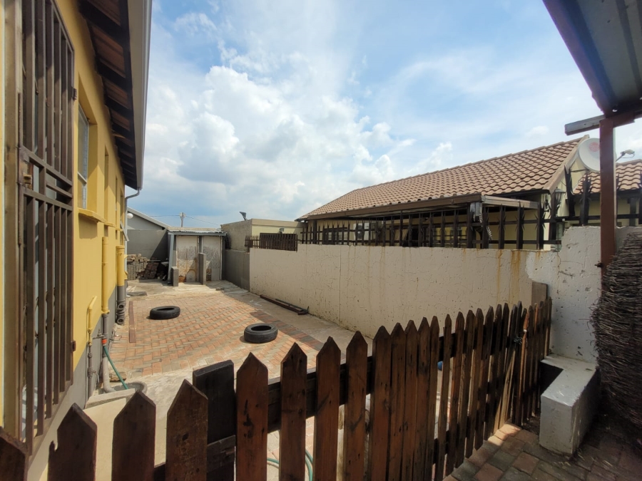To Let 2 Bedroom Property for Rent in Fleurhof Gauteng