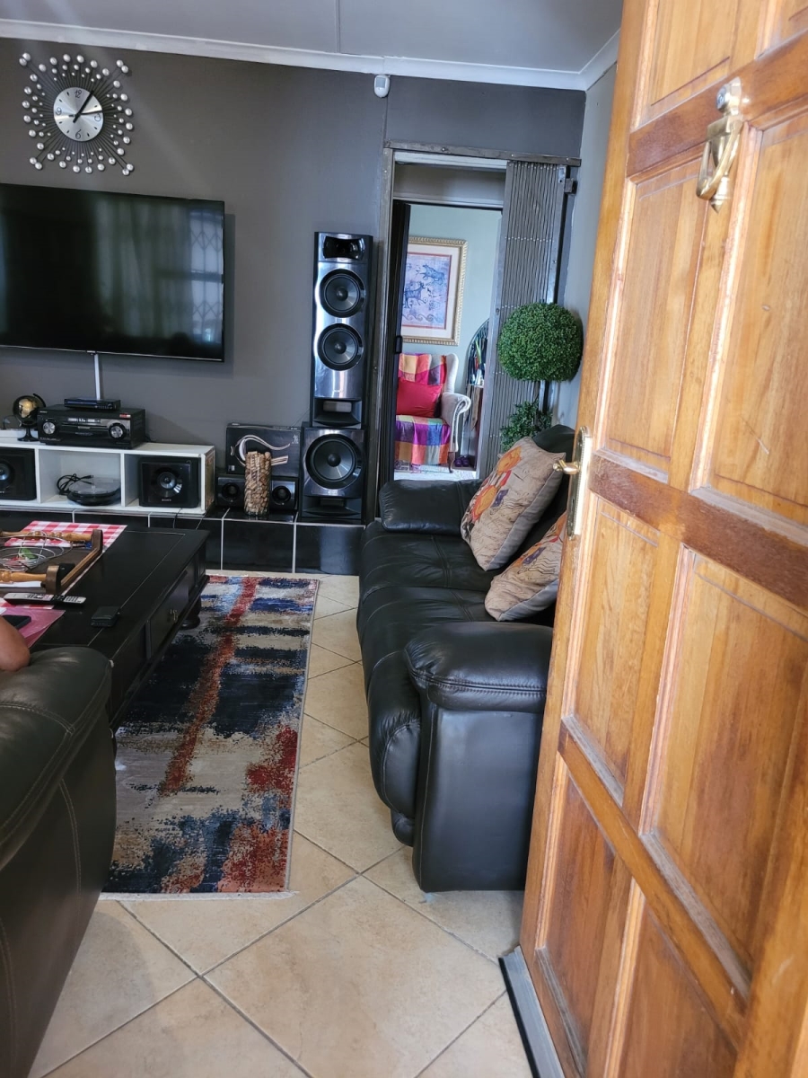 To Let 2 Bedroom Property for Rent in Fleurhof Gauteng