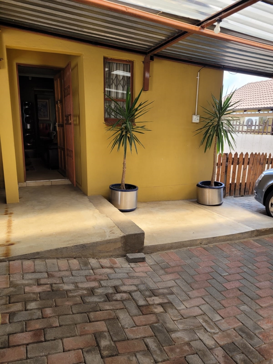 To Let 2 Bedroom Property for Rent in Fleurhof Gauteng