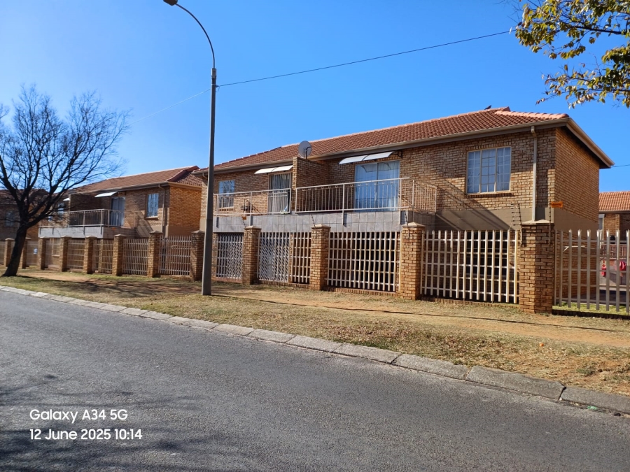2 Bedroom Property for Sale in Helikonpark Gauteng