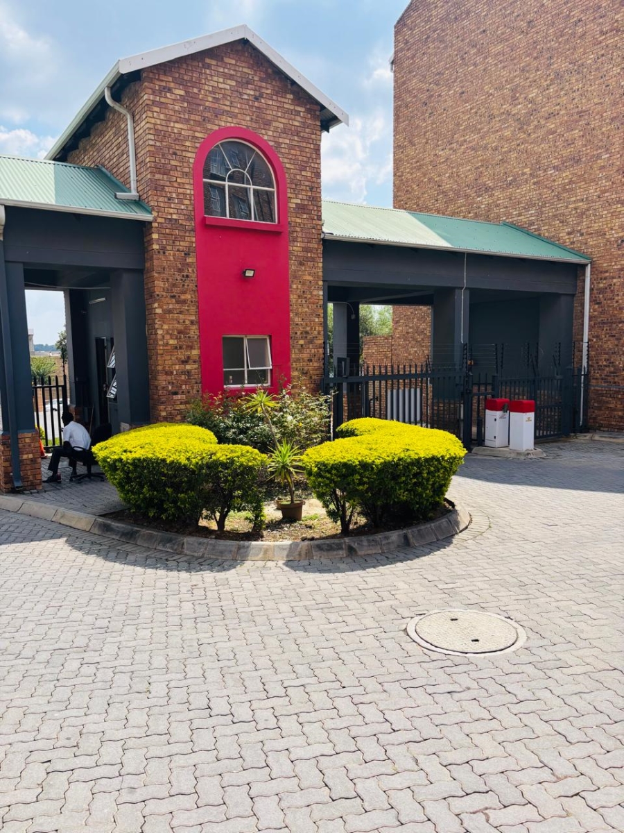 1 Bedroom Property for Sale in Grand Central Gauteng