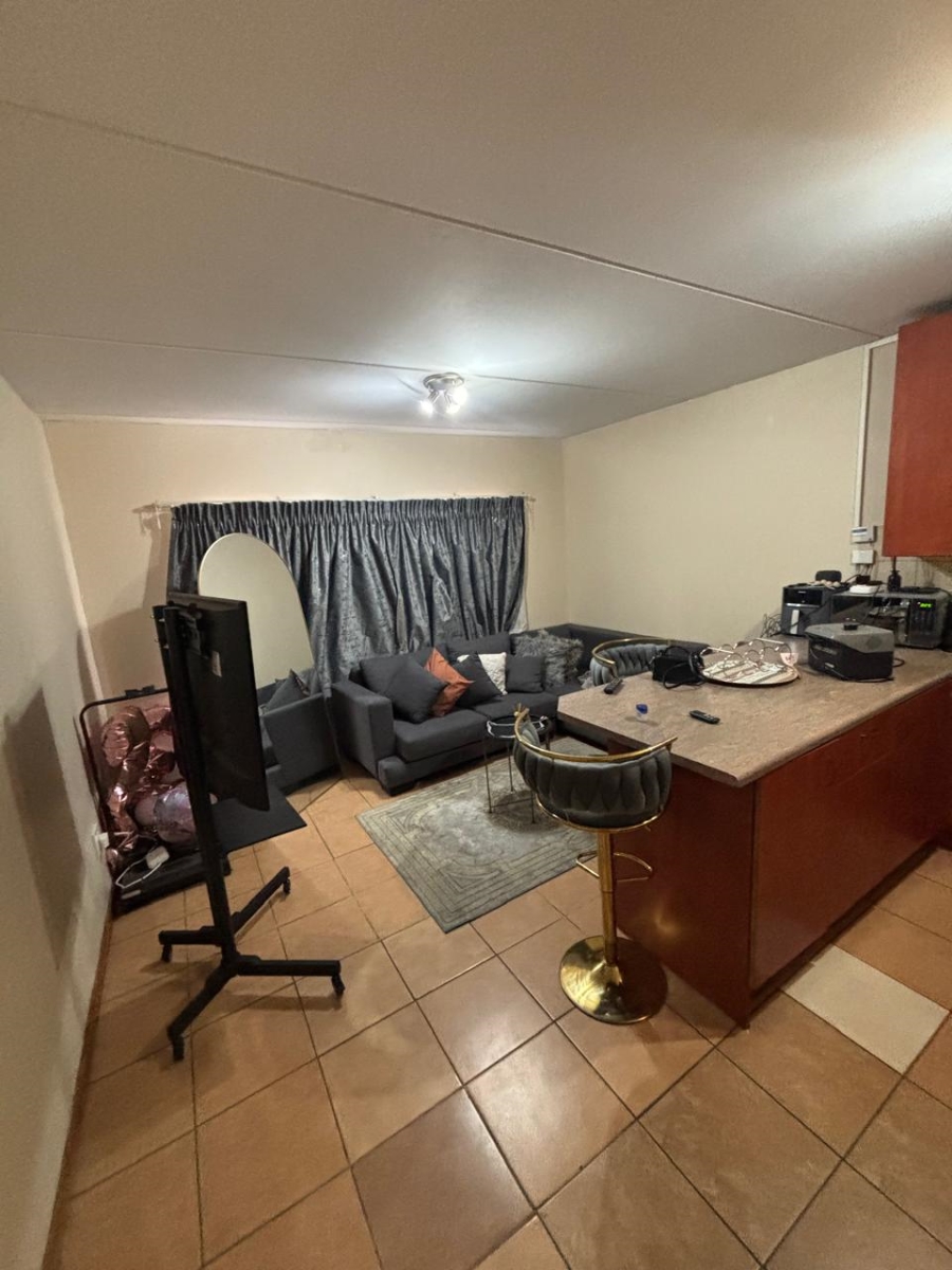 1 Bedroom Property for Sale in Grand Central Gauteng