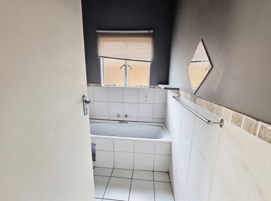To Let 2 Bedroom Property for Rent in Buccleuch Gauteng