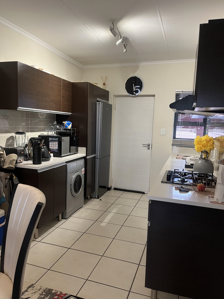 2 Bedroom Property for Sale in Oakdene Gauteng