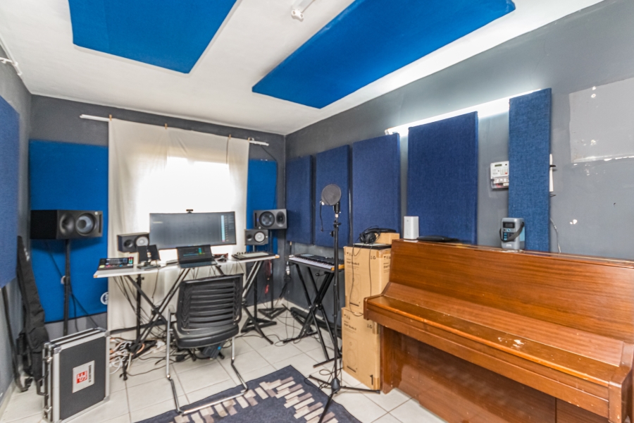 10 Bedroom Property for Sale in Cosmo City Gauteng