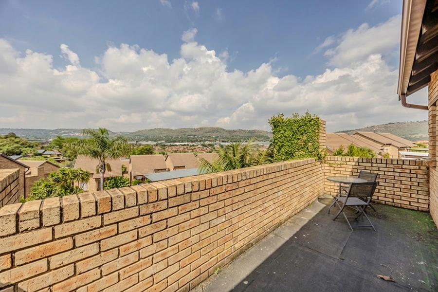 2 Bedroom Property for Sale in Wilgeheuwel Gauteng