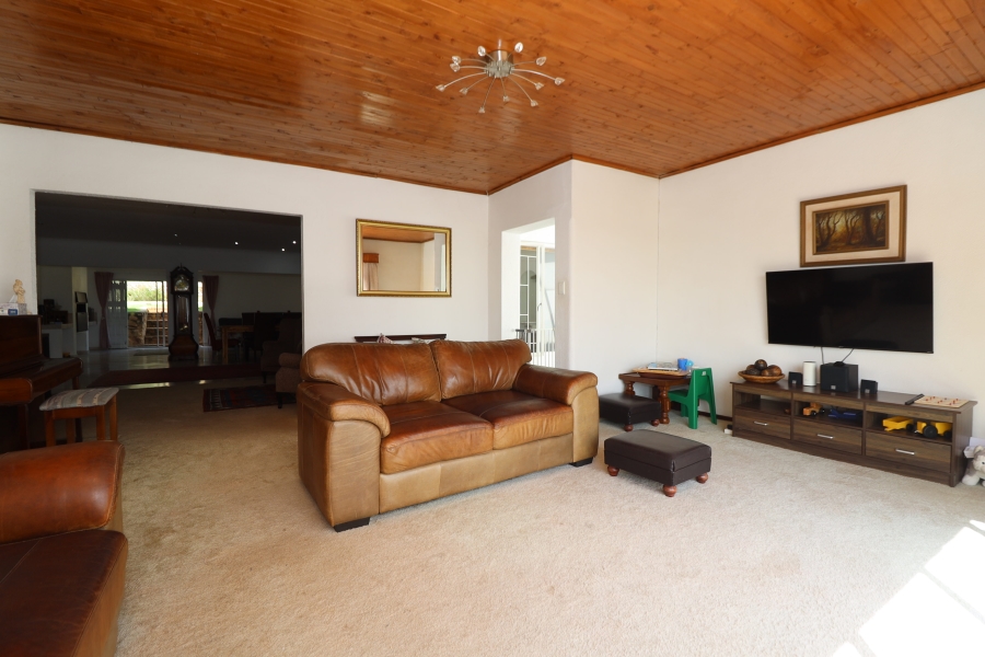 To Let 5 Bedroom Property for Rent in Roodekrans Gauteng