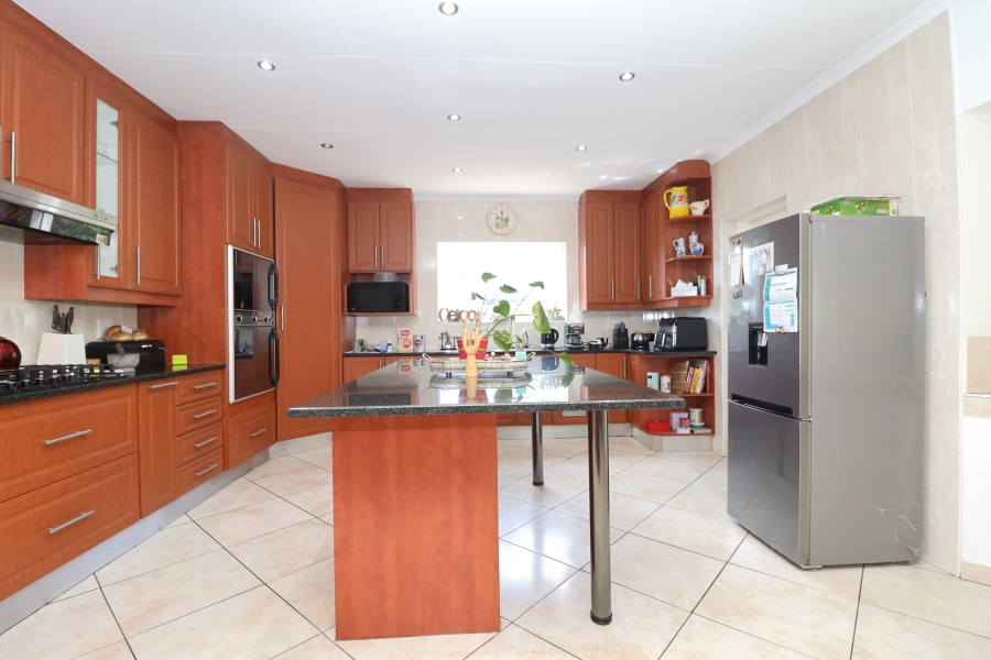 To Let 5 Bedroom Property for Rent in Roodekrans Gauteng