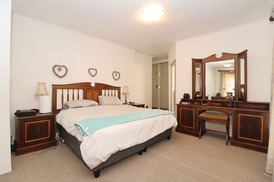 To Let 5 Bedroom Property for Rent in Roodekrans Gauteng