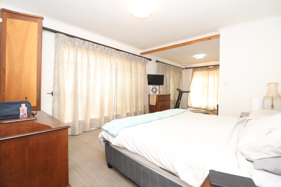 To Let 5 Bedroom Property for Rent in Roodekrans Gauteng