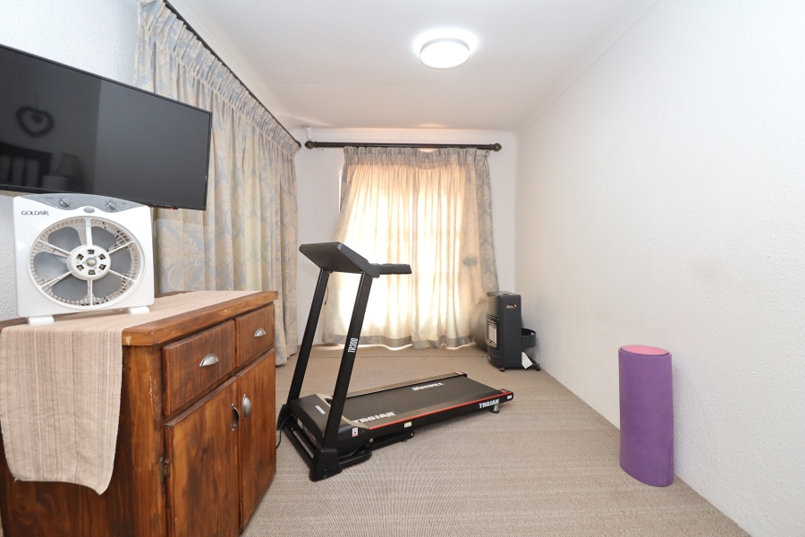 To Let 5 Bedroom Property for Rent in Roodekrans Gauteng