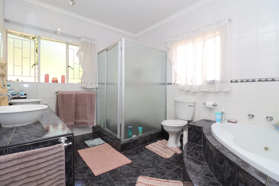 To Let 5 Bedroom Property for Rent in Roodekrans Gauteng