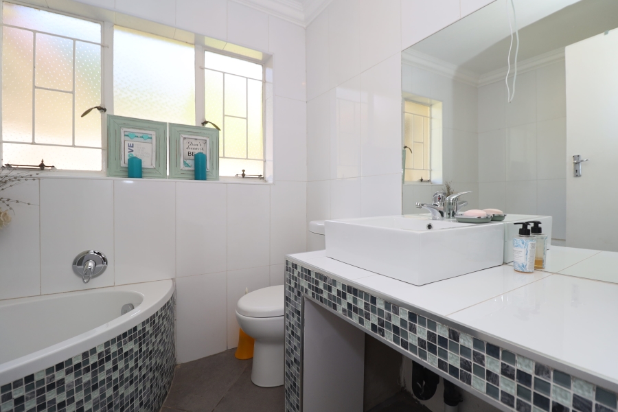 To Let 5 Bedroom Property for Rent in Roodekrans Gauteng