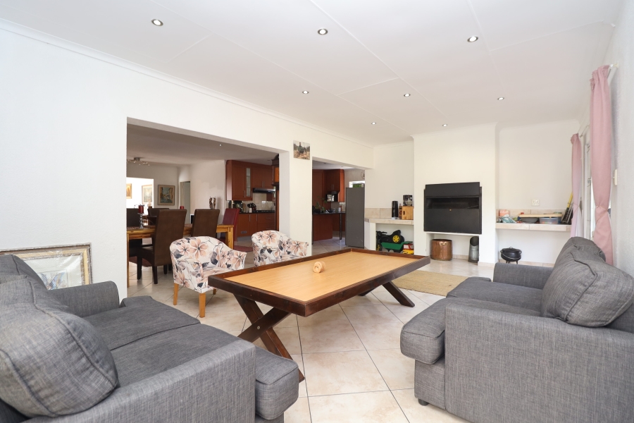 To Let 5 Bedroom Property for Rent in Roodekrans Gauteng