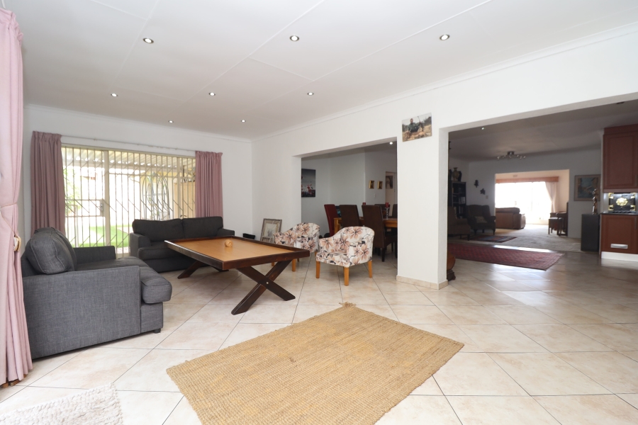 To Let 5 Bedroom Property for Rent in Roodekrans Gauteng