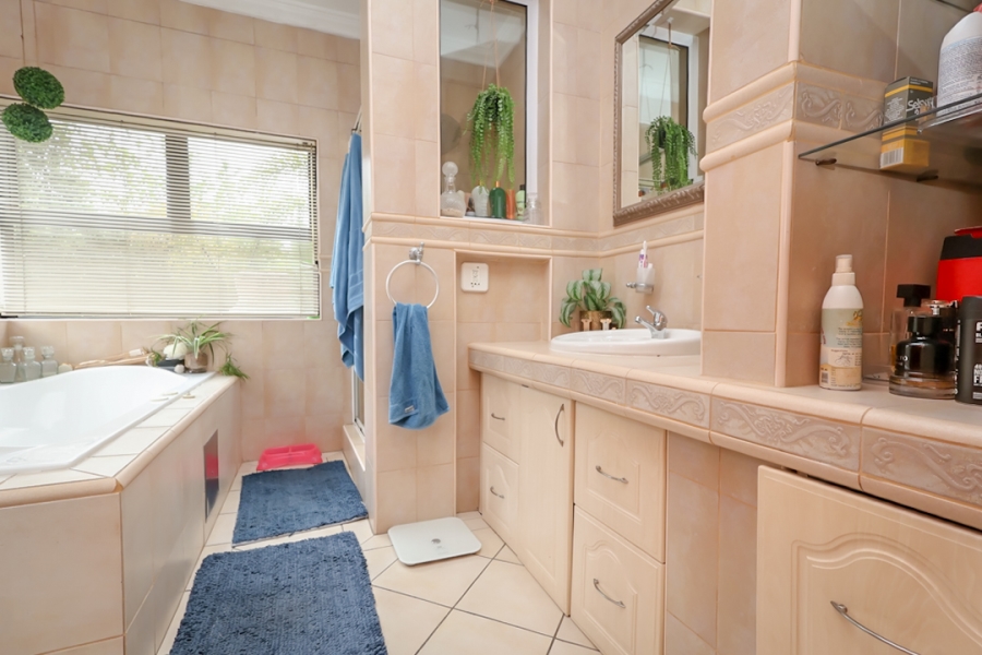 3 Bedroom Property for Sale in Kloofendal Gauteng