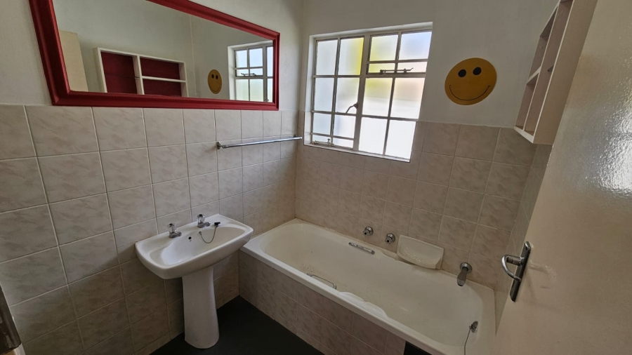 2 Bedroom Property for Sale in Die Hoewes Gauteng