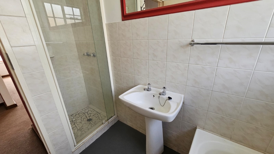 2 Bedroom Property for Sale in Die Hoewes Gauteng