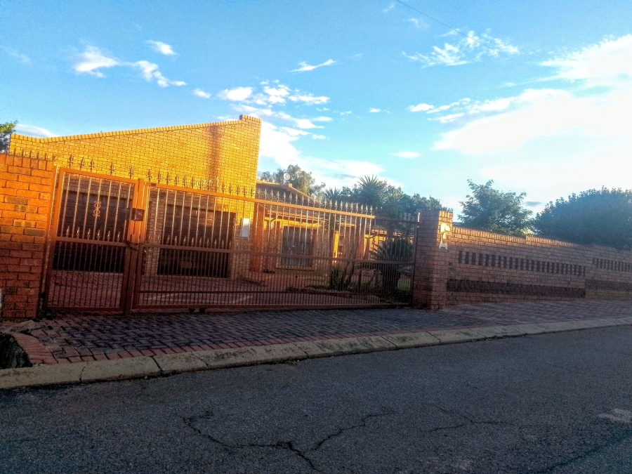 4 Bedroom Property for Sale in Kagiso Gauteng