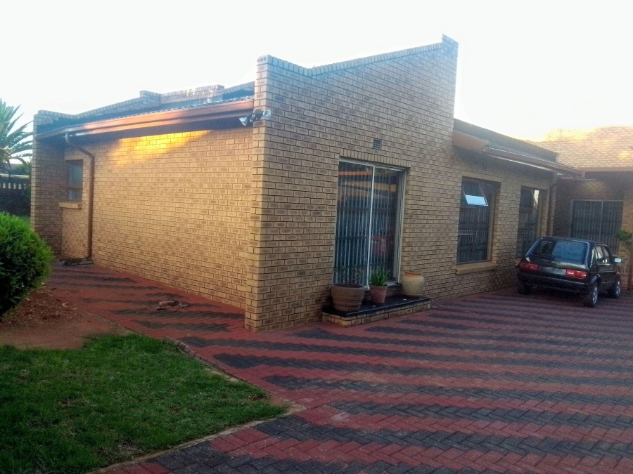 4 Bedroom Property for Sale in Kagiso Gauteng