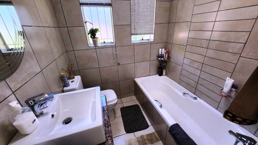 4 Bedroom Property for Sale in Eldoraigne Gauteng