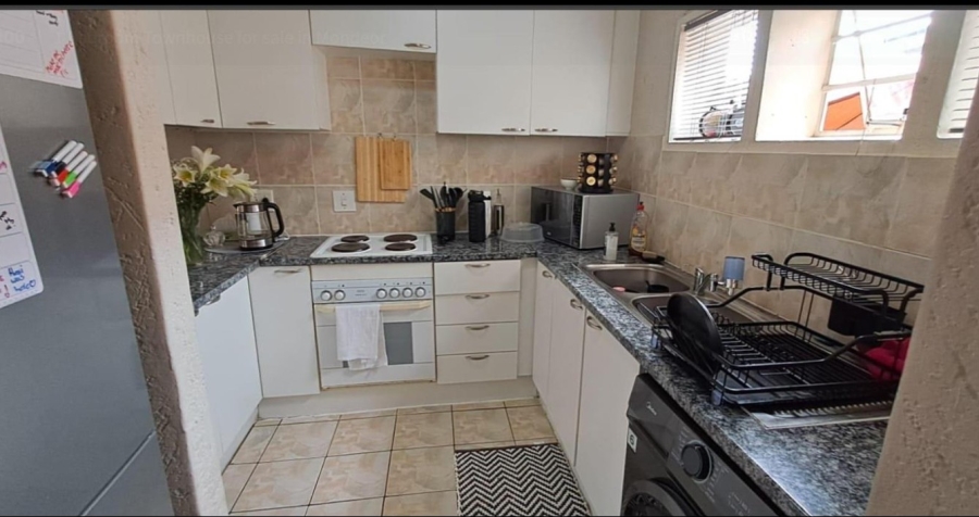 To Let 2 Bedroom Property for Rent in Mondeor Gauteng