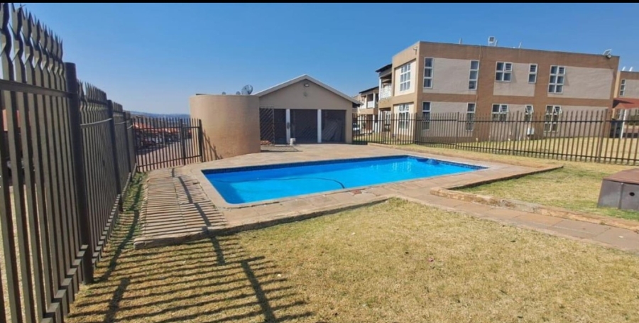 To Let 2 Bedroom Property for Rent in Mondeor Gauteng