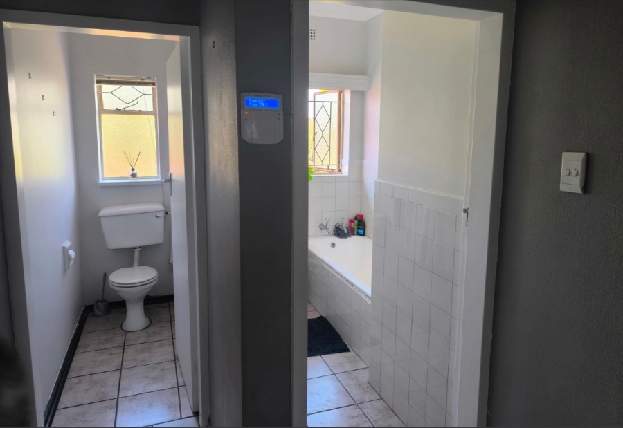 3 Bedroom Property for Sale in Linmeyer Gauteng