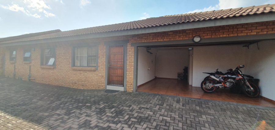 To Let 3 Bedroom Property for Rent in New Redruth Gauteng